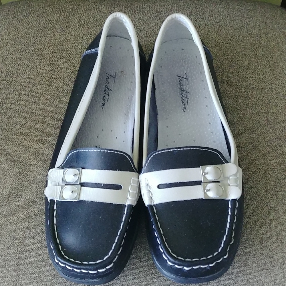 Moccasins, size 8, black and cream color in great conditions